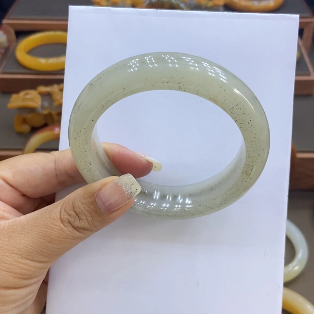 慧***姐石英质玉（黄龙玉）未镶嵌手镯H