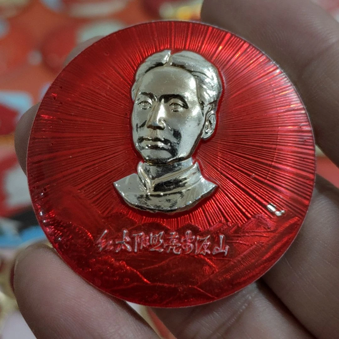 飞***鸟其他普通金属圆形红色人物像章