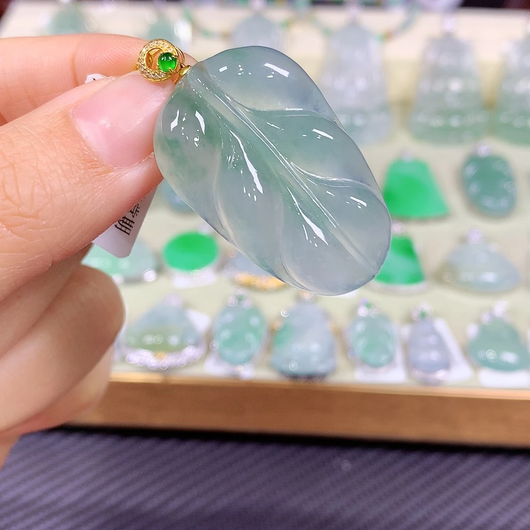 翡翠18K金镶嵌颈饰飘绿叶子