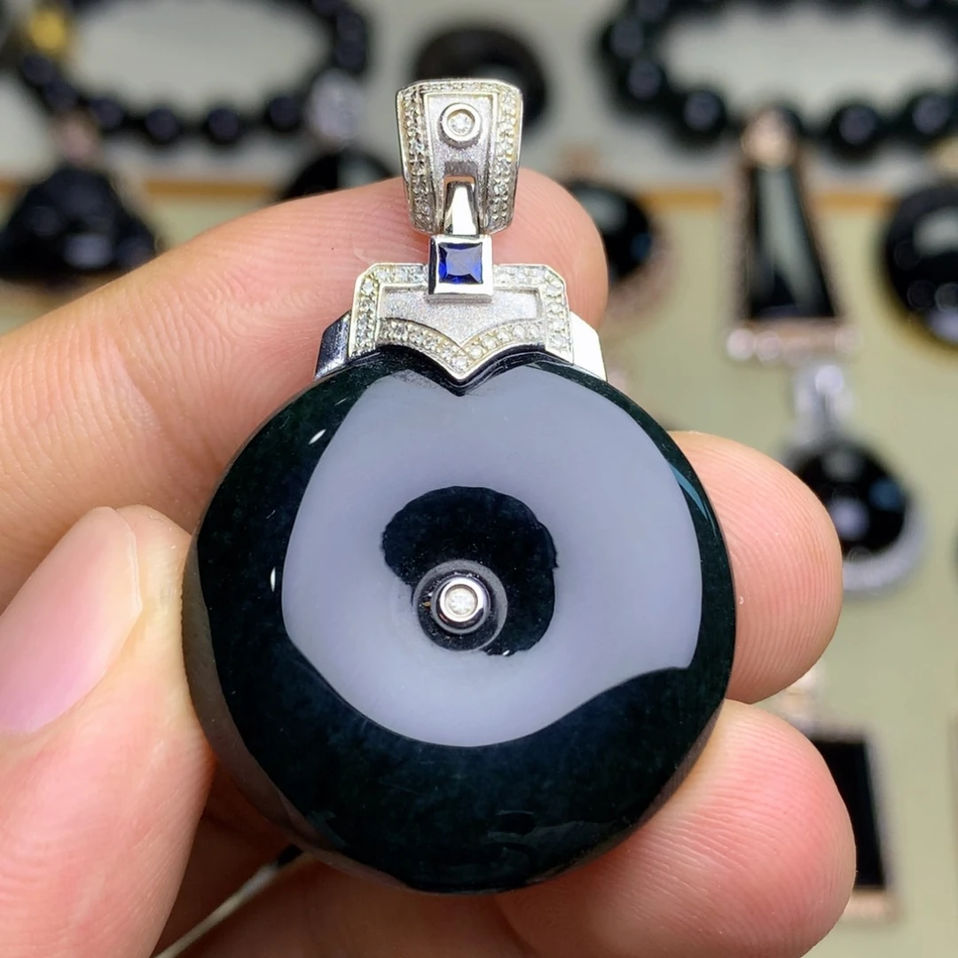 颈饰18K金镶嵌翡翠墨翠平安扣