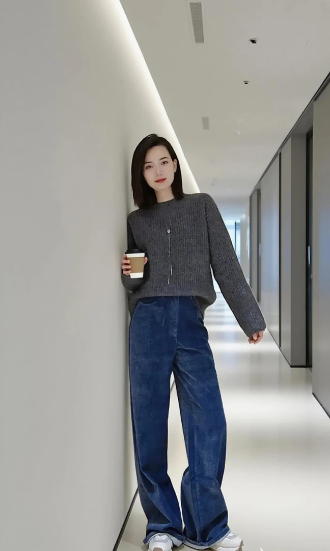 依衣阿家538084秋冬新款轻熟风宽松百搭圆领保暖长袖轻奢针织毛衣