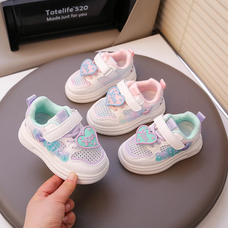 夏季女童网面运动鞋2025儿童卡通库洛米亮灯鞋中小童轻便透气板鞋