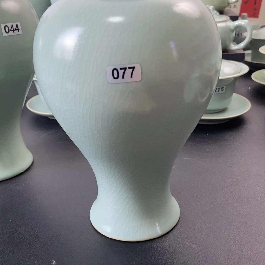 黑***飞微瑕仿古釉的梅瓶