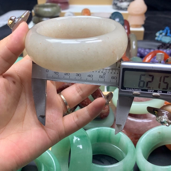 未镶嵌手镯石英质玉