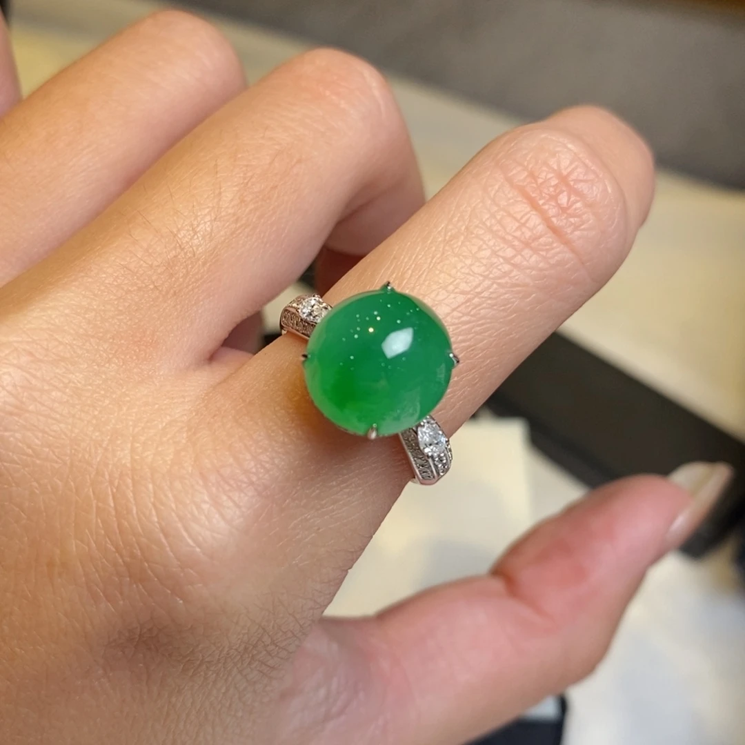 翡翠戒指18K金镶嵌蛋面