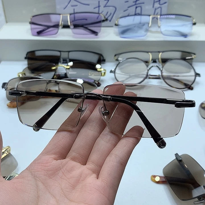 浅茶色商务款眼镜