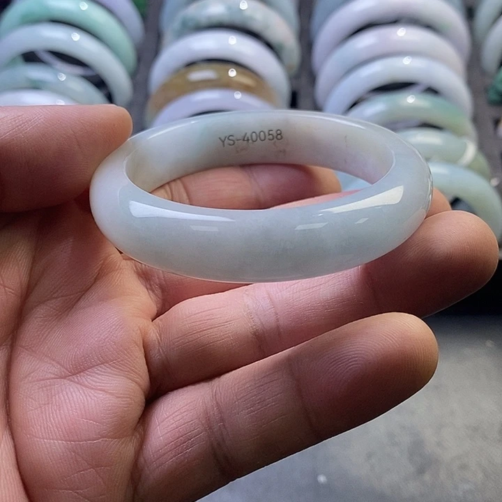 翡翠未镶嵌手镯9、正