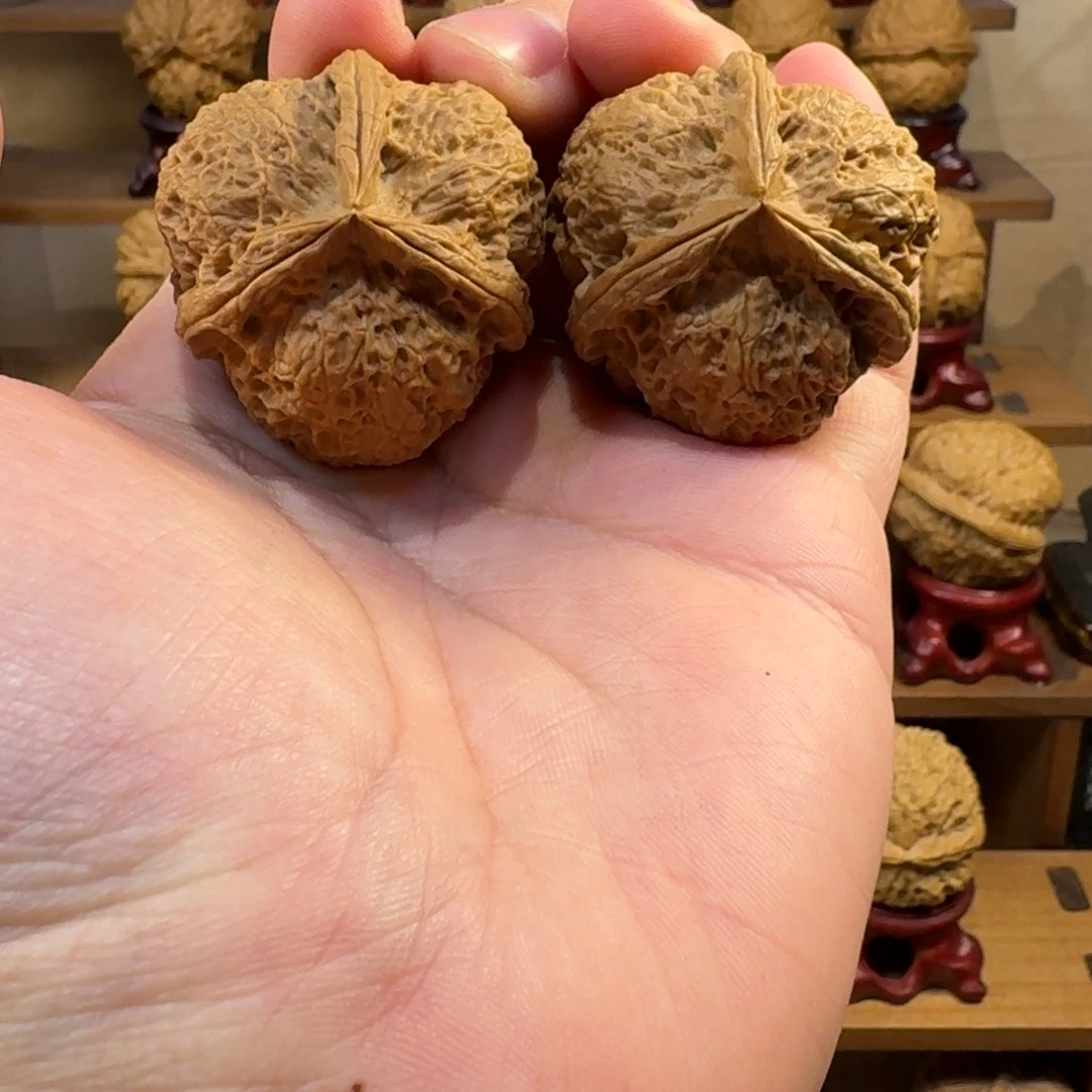 铁核桃把件绣球三棱正奔