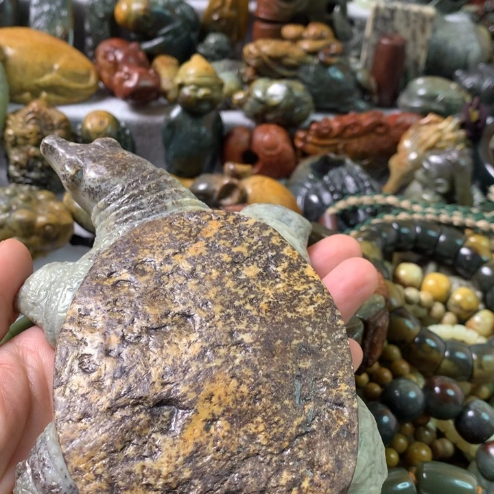 未镶嵌岫岩河磨玉（透闪石质玉）把件