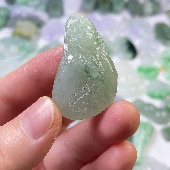 翡翠未镶嵌颈饰龙牌