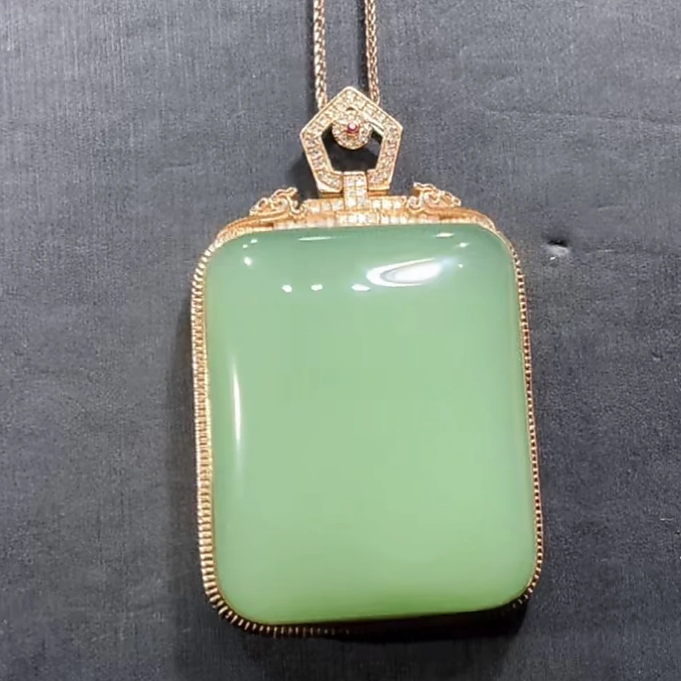 和田玉俄料碧玉鸭蛋青起荧光绿底粉青无事牌吊坠18k金镶嵌