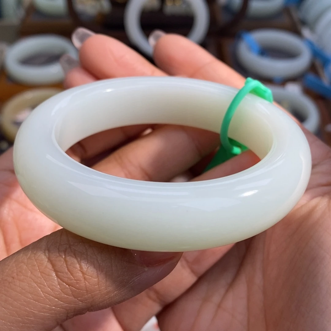 和田玉未镶嵌手镯