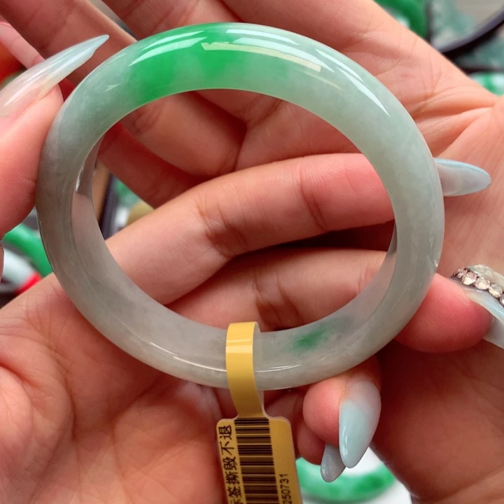 翡翠手镯未镶嵌翡翠