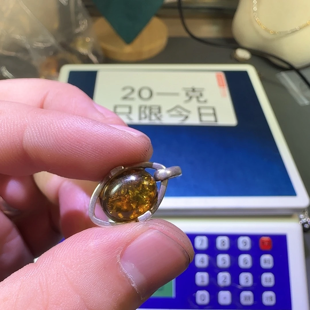 玲***玲大理石纯铜吊坠的设计也是