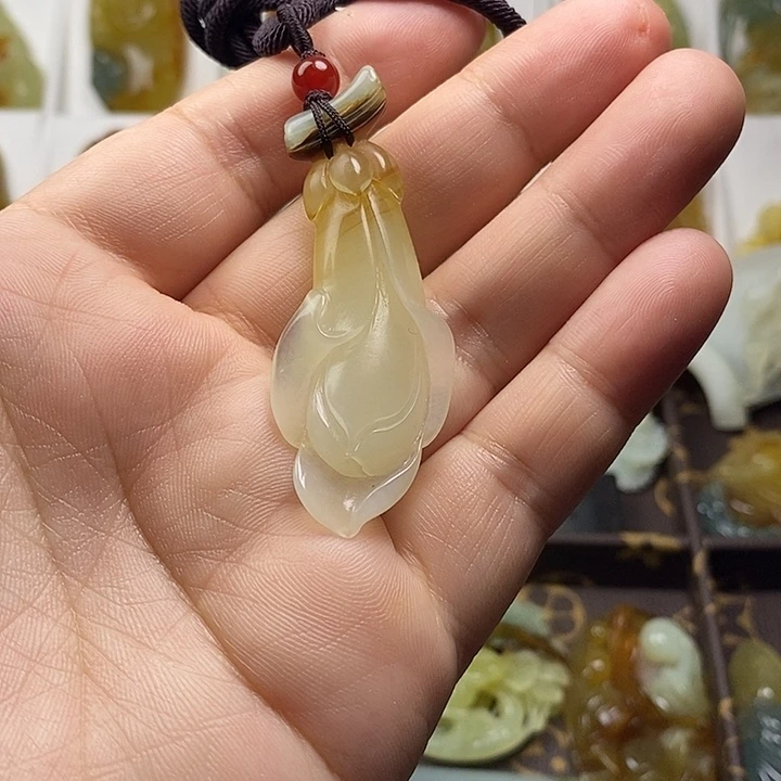 蛇纹石玉未镶嵌颈饰