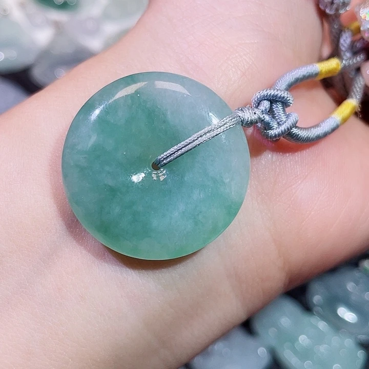 翡翠未镶嵌颈饰佛公