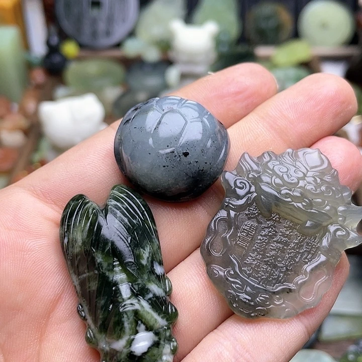 蛇纹石玉挂件未镶嵌被****?