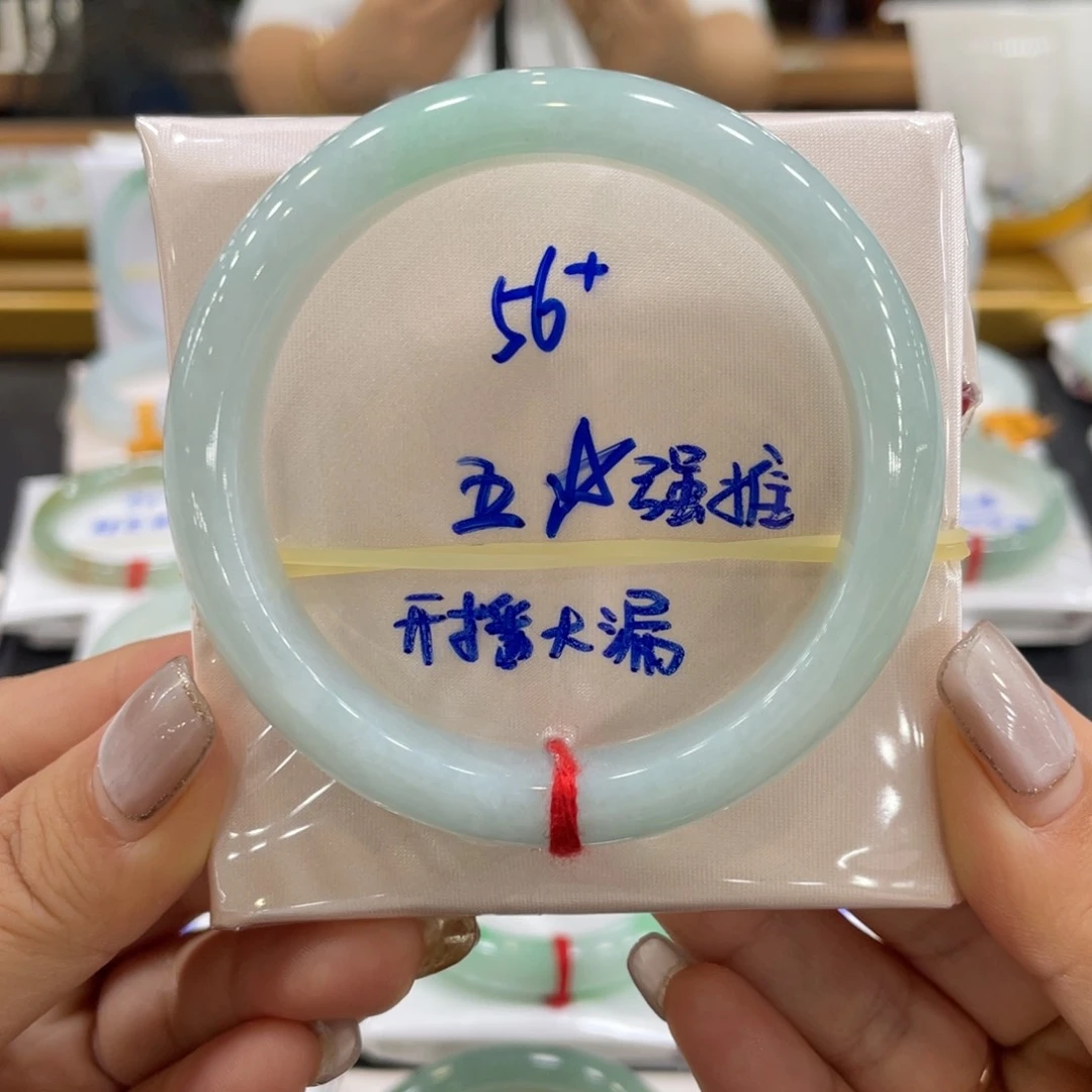 翡翠手镯未镶嵌翡翠