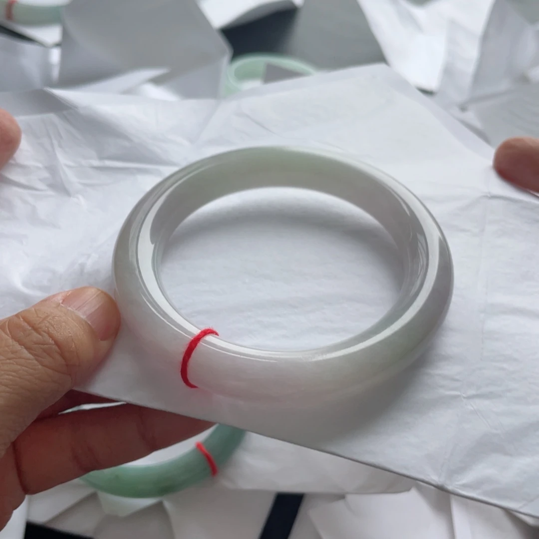 翡翠手镯未镶嵌翡翠手镯