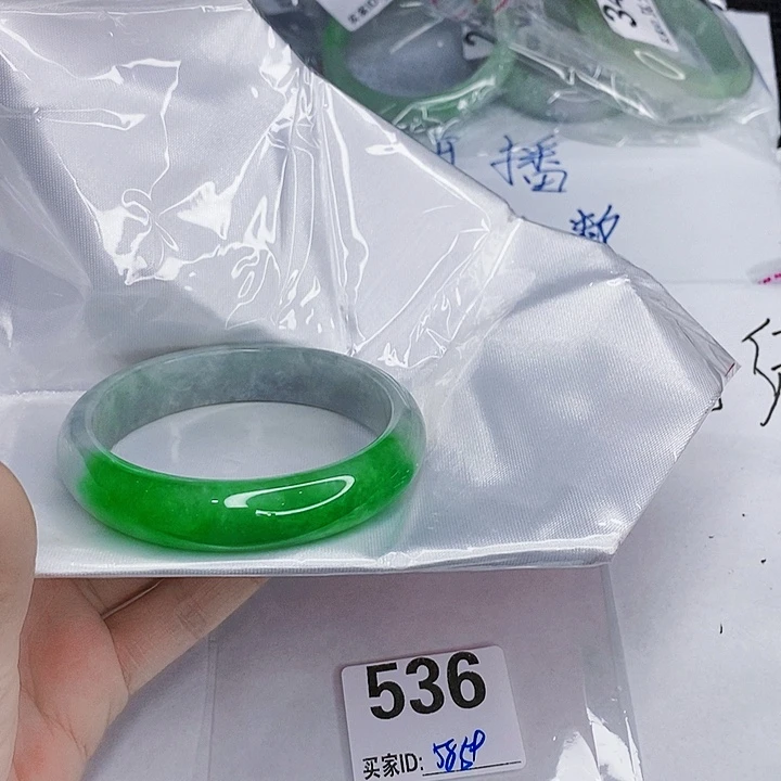 翡翠未镶嵌手镯一图一物实物为准（微瑕处理）