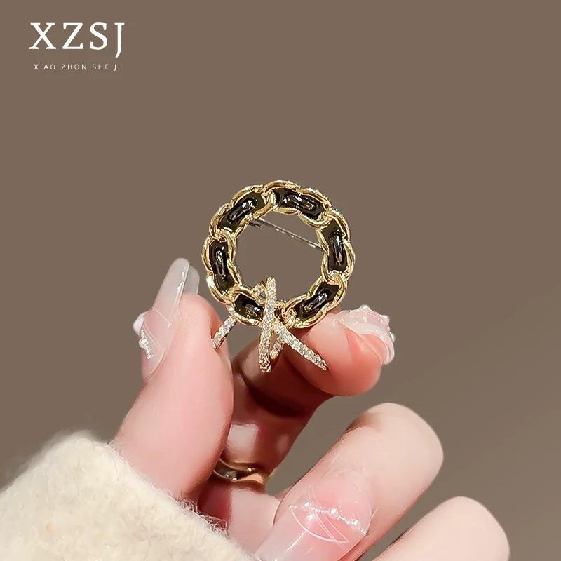 铜锆石胸针 小香风简约链条圆圈别针女轻奢时尚防走光扣胸花配饰