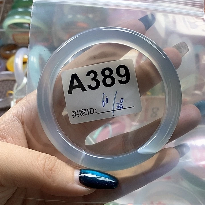 梦***0玛瑙/玉髓未镶嵌手镯