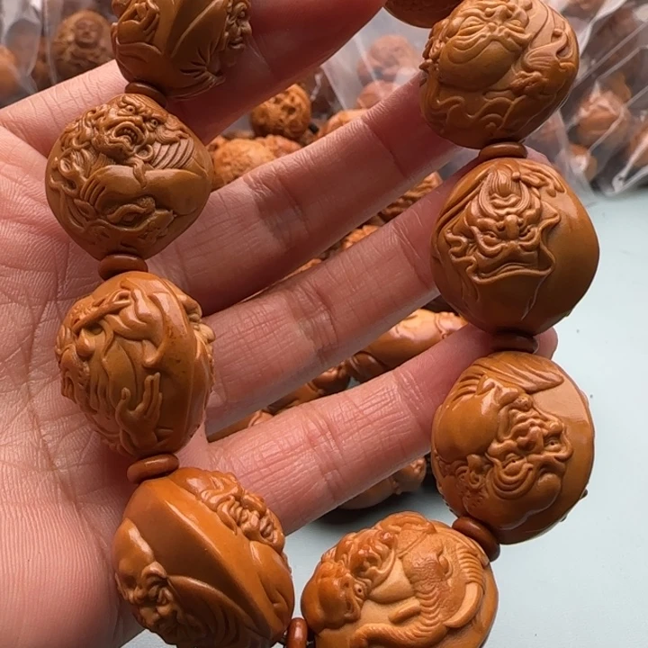 橄榄核手串胡*雕刻工艺