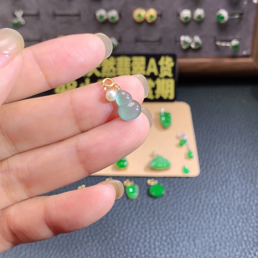 李****翡翠18K金镶嵌颈饰福利