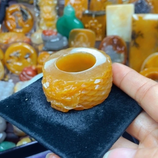 石英质玉（黄龙玉）未镶嵌颈饰