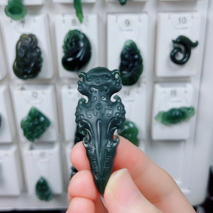 蛇纹石玉颈饰未镶嵌