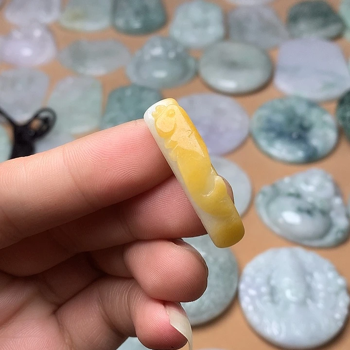 翡翠未镶嵌颈饰鱼