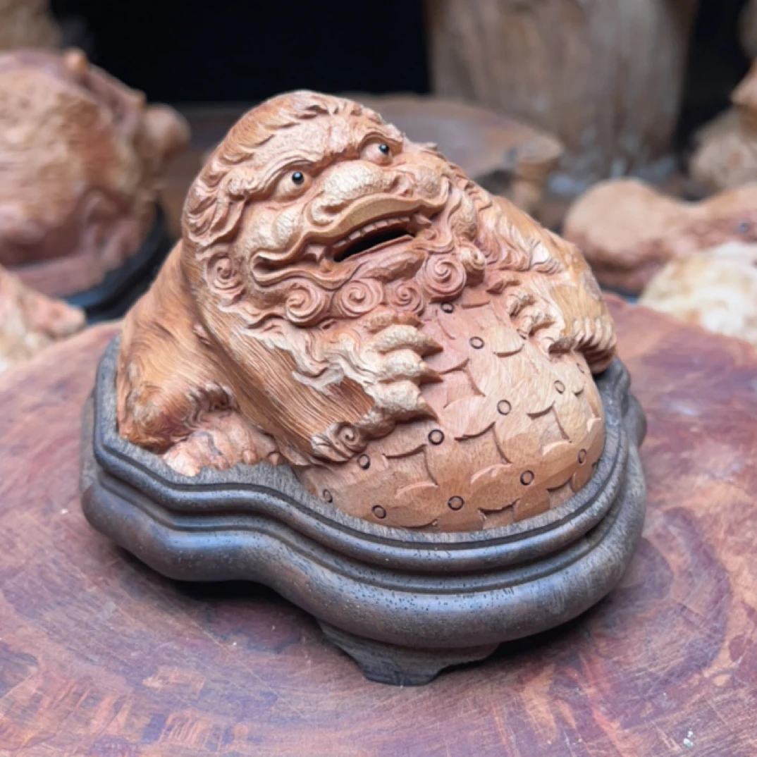 手工雕刻荔枝木狮子抱球香炉摆件