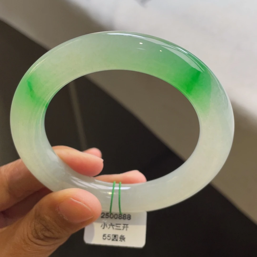 翡翠未镶嵌手镯冰阳绿圆条（小六三开询价）