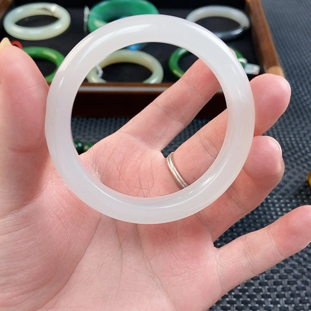 石英质玉手镯未镶嵌