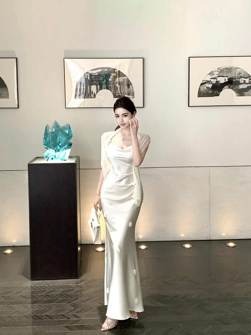 2025新款法式轻奢气质性感荡领鱼尾收腰缎面吊带连衣裙子两件套女