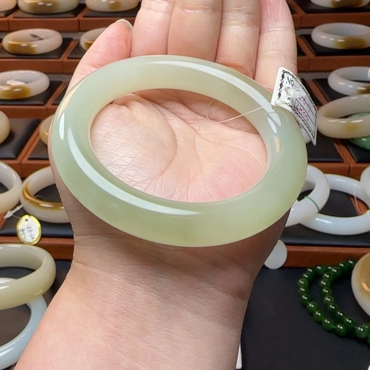 和田玉未镶嵌手镯