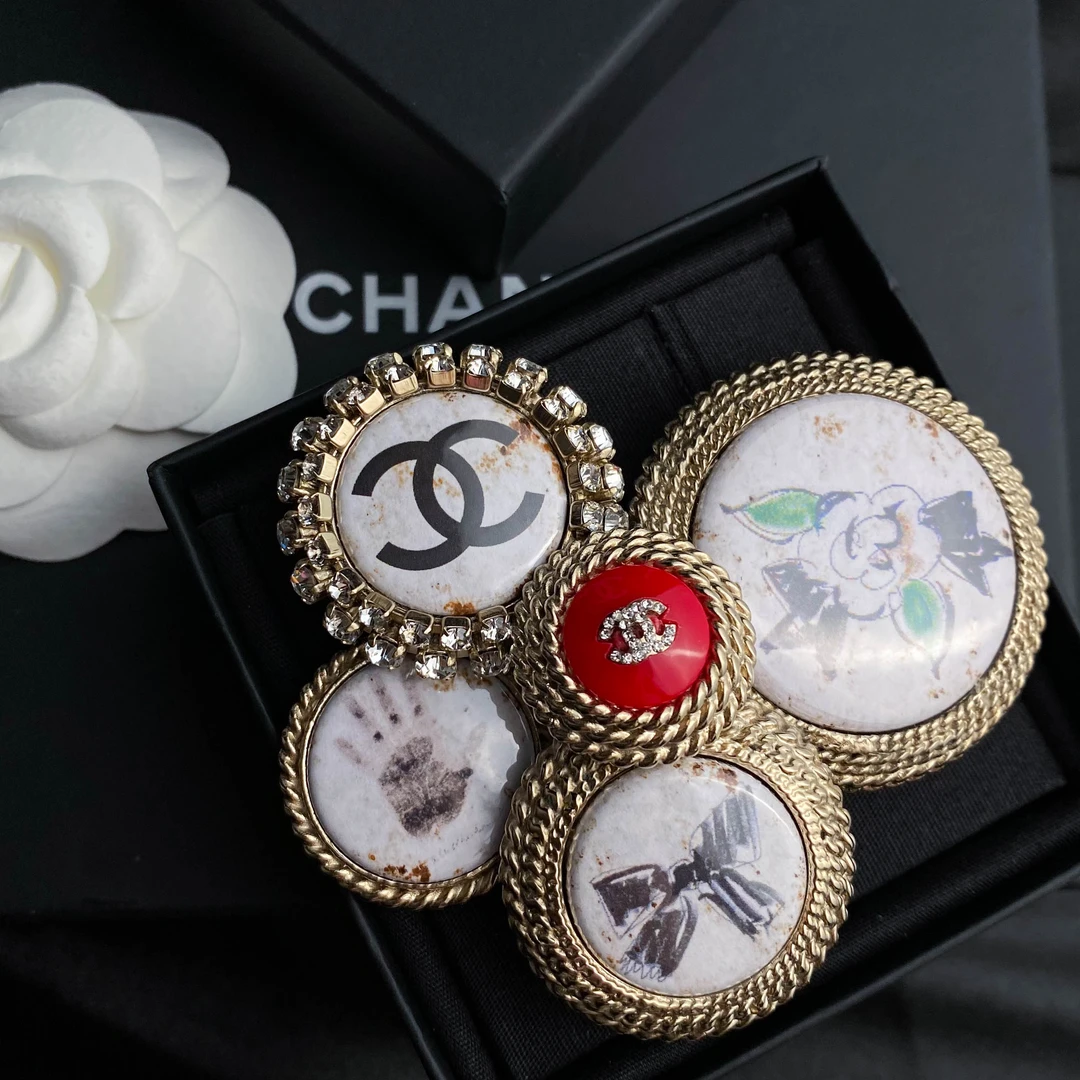 未使用 Chanel/香奈儿 经典双C 秀场款复古徽章山茶花胸针 S5734