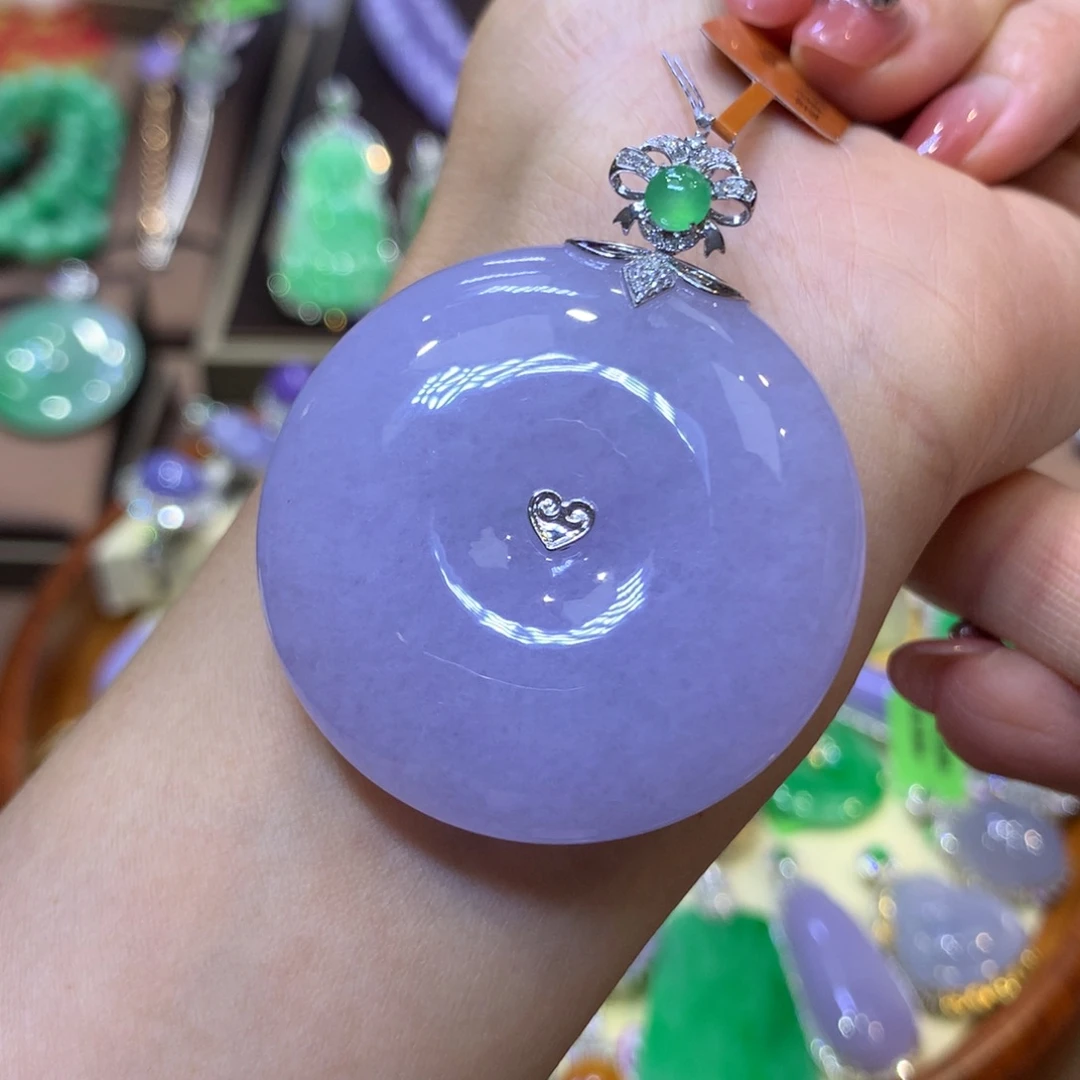 如***何翡翠18K金镶嵌颈饰