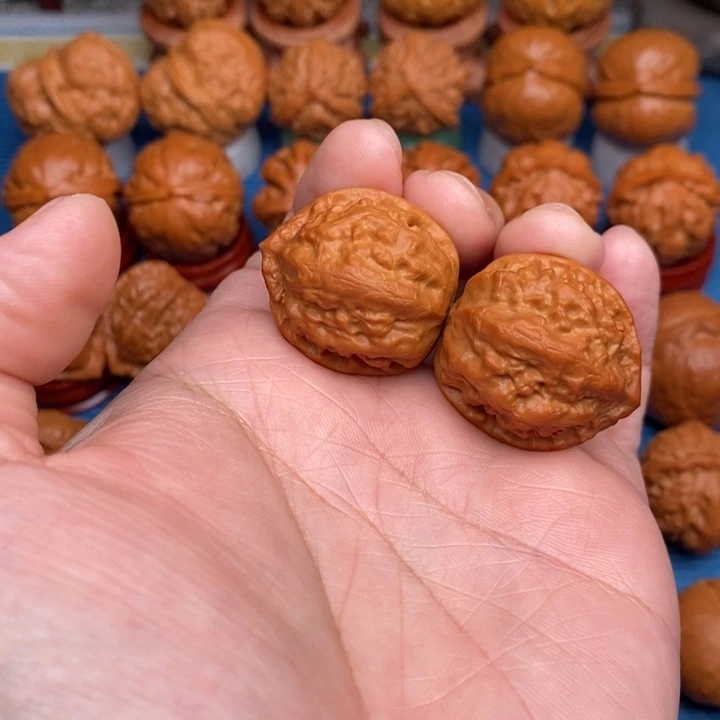 文玩核桃把件珊瑚龙脊