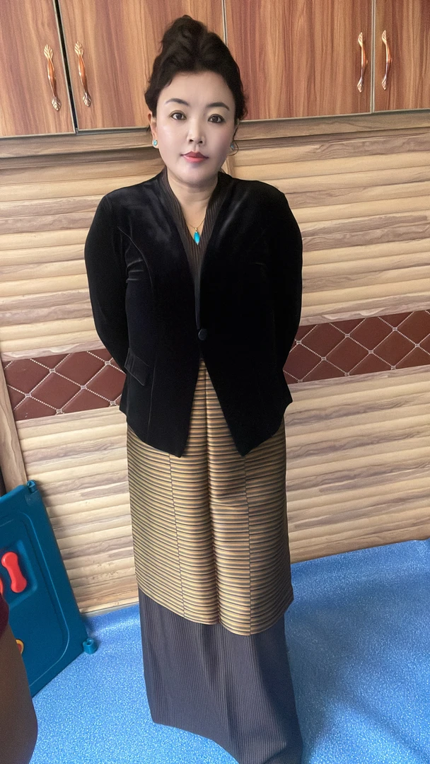 藏装搭配上的金丝绒外套