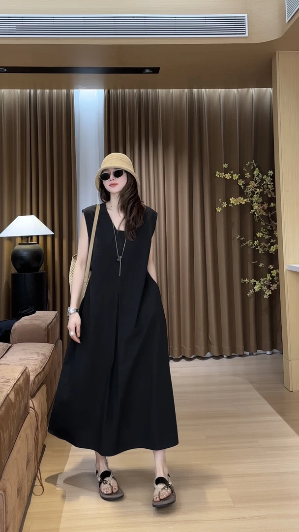 月月不吃鱼2025春夏小众设计极简V领宽松减龄百搭连衣裙2504C1686