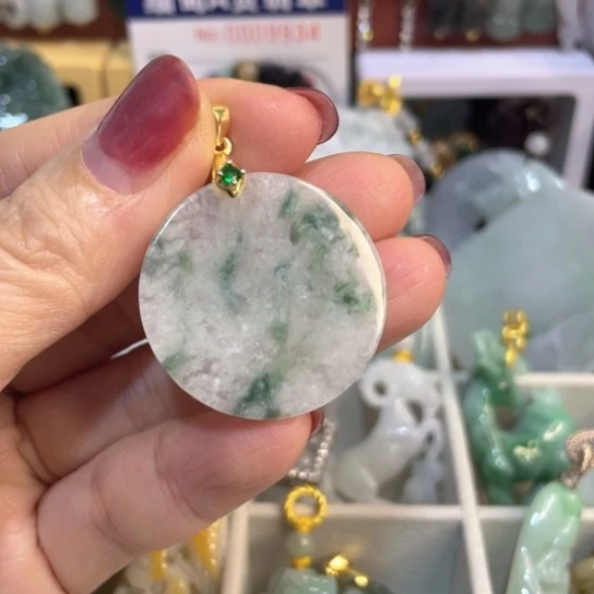 翡翠未镶嵌颈饰漂花圆牌