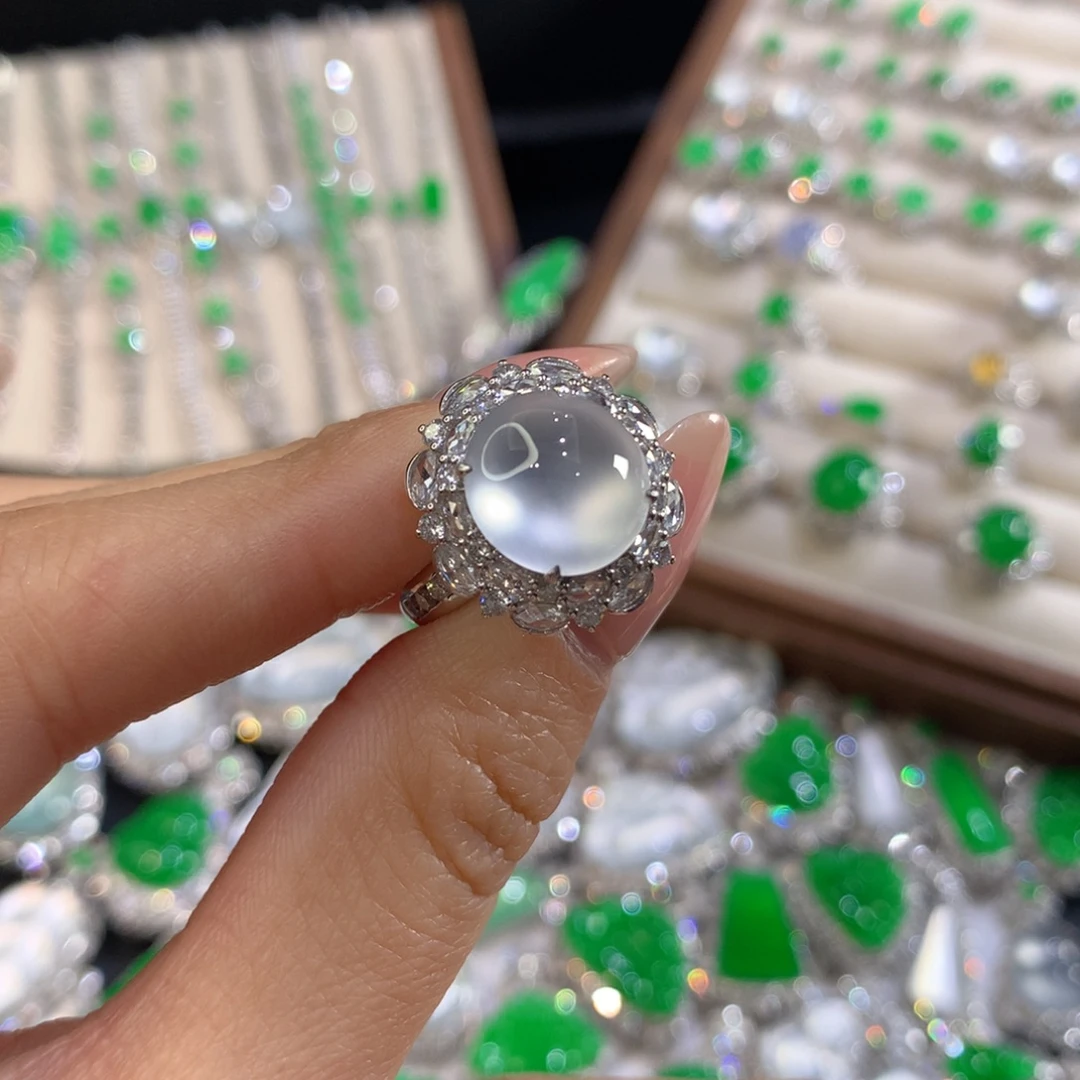 翡翠18K金镶嵌颈饰蛋面戒指