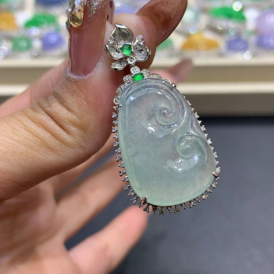 翡翠颈饰18K金镶嵌翡翠