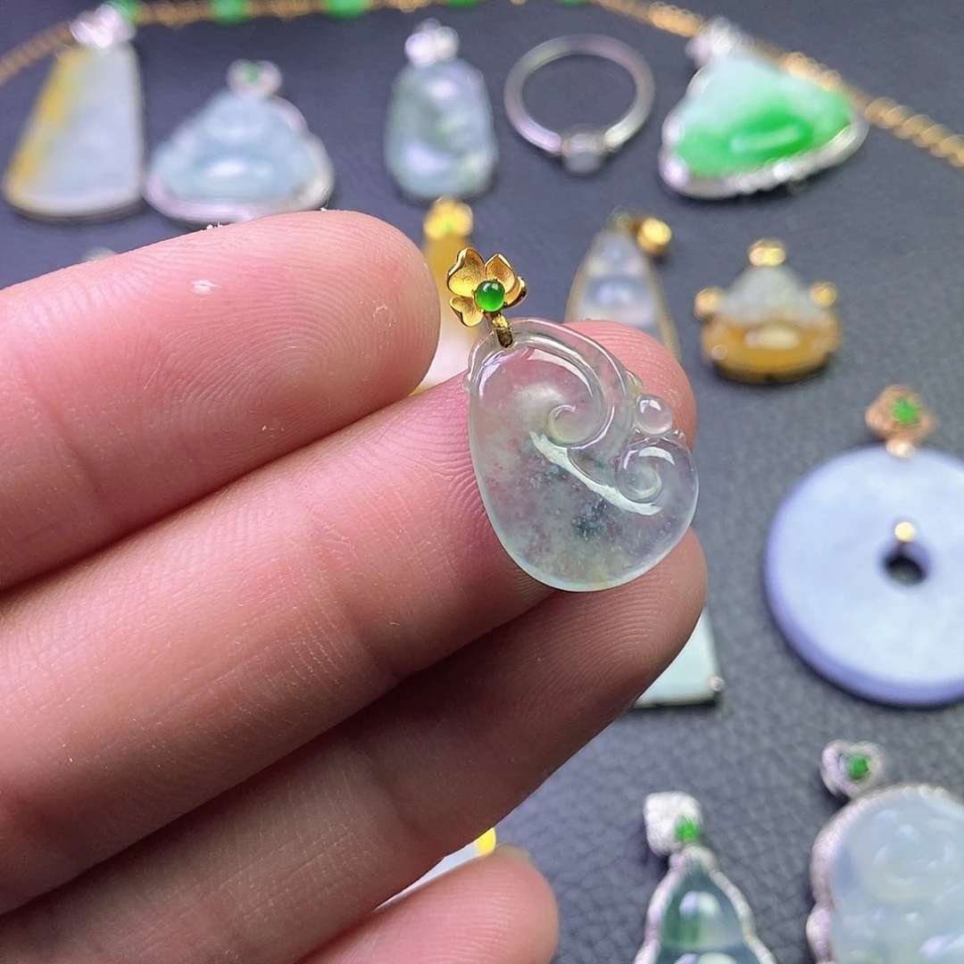 颈饰18K金镶嵌翡翠