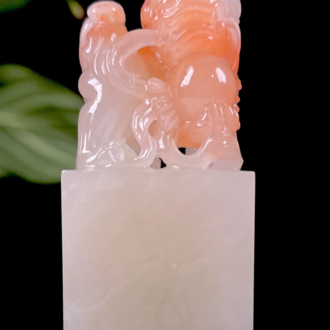 俏色巧雕水洞芙蓉石少狮戏球印章 重89克 尺寸2.9/2.9/6cm