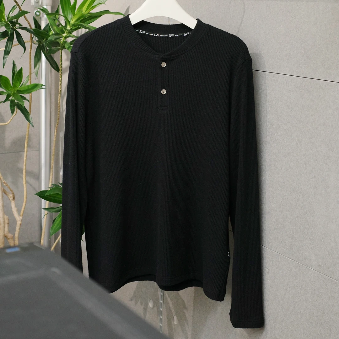 琴仔 小众设计感黑色两粒扣打底亨利领坑条弹力针织长袖t恤 D5062