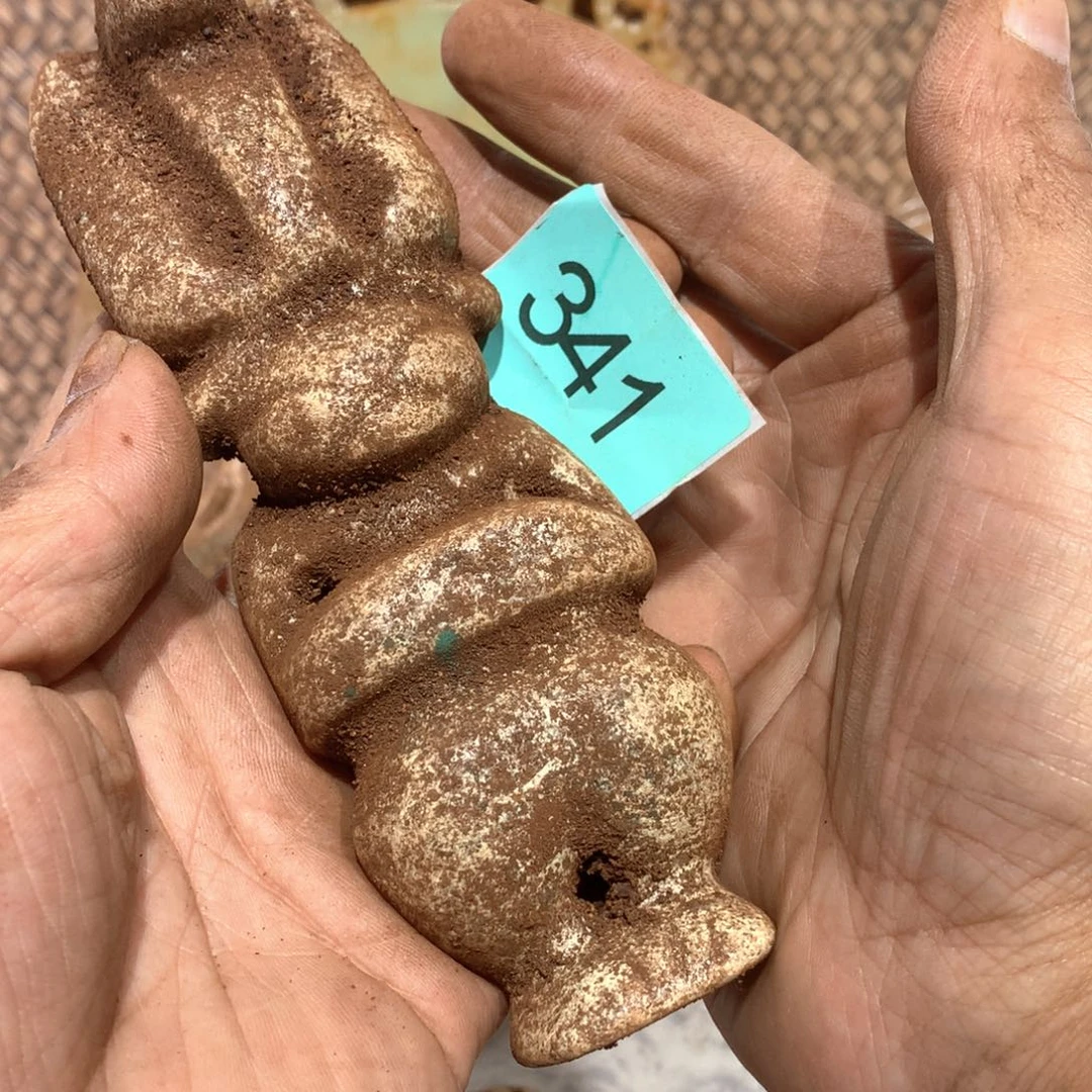 透闪石-蛇纹石玉未镶嵌颈饰C**形