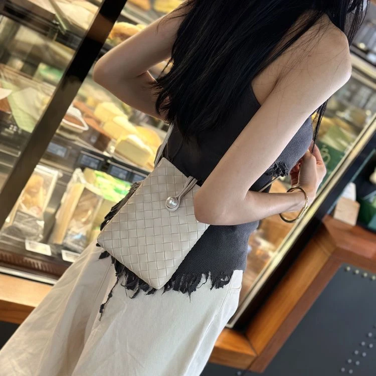 西藏新疆包邮高级感编织手机包2024外出玩散步用女斜挎包新款时尚