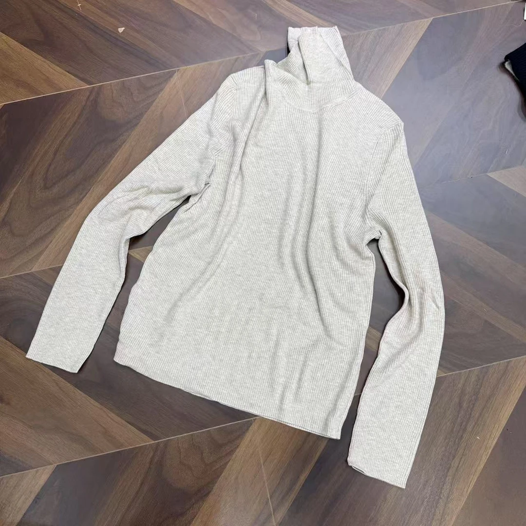 燕麦色高领针织上衣